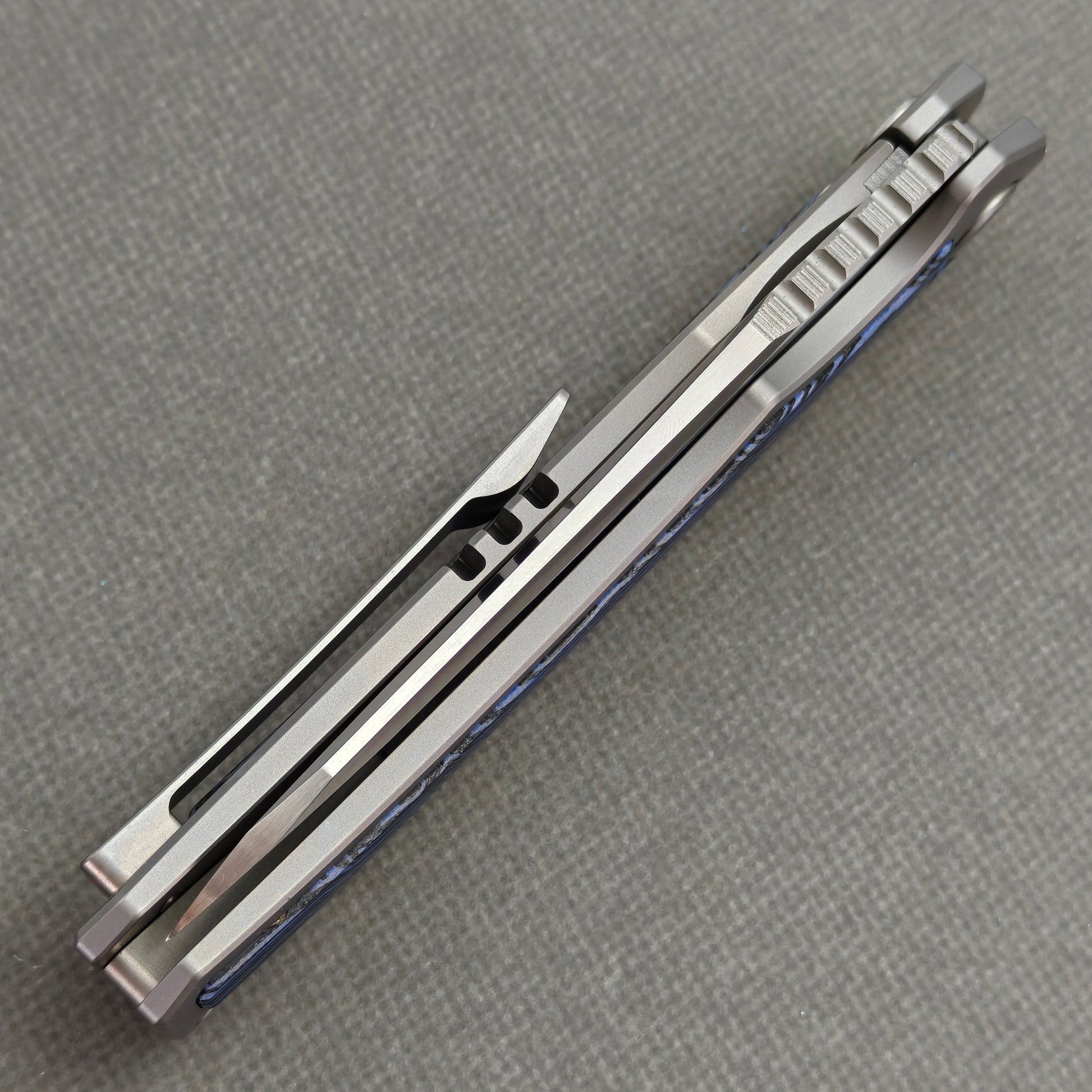 VORIXN Carbon Crest KB003 Folding Knife – closed spine side structure showing handle thickness and blade alignment