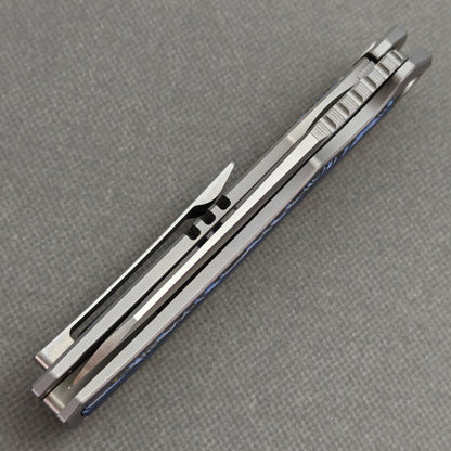VORIXN Carbon Crest KB003 Folding Knife – closed spine side structure showing handle thickness and blade alignment