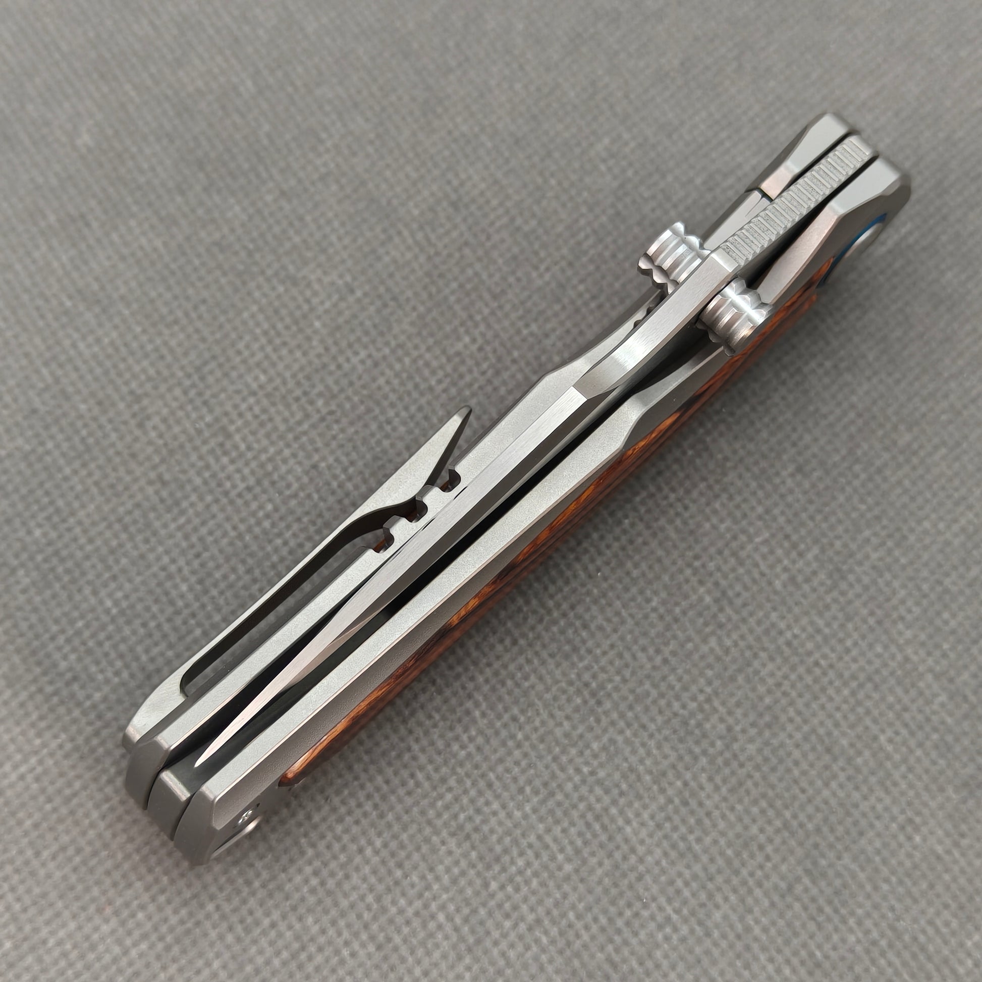 VORIXN KB040 closed spine-side structure showing handle thickness and closed blade alignment.