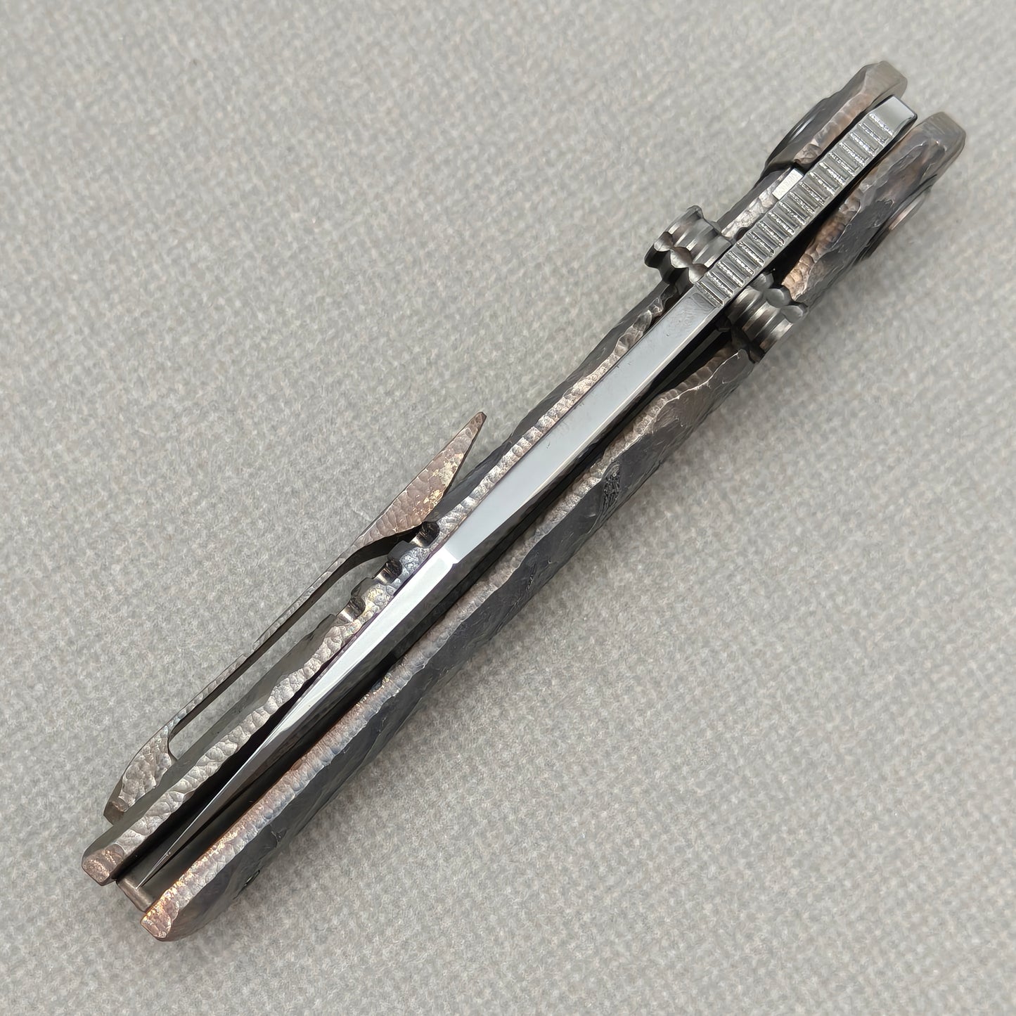 VORIXN Rex KB119 Folding Knife – closed spine side structure showing handle thickness and blade alignment