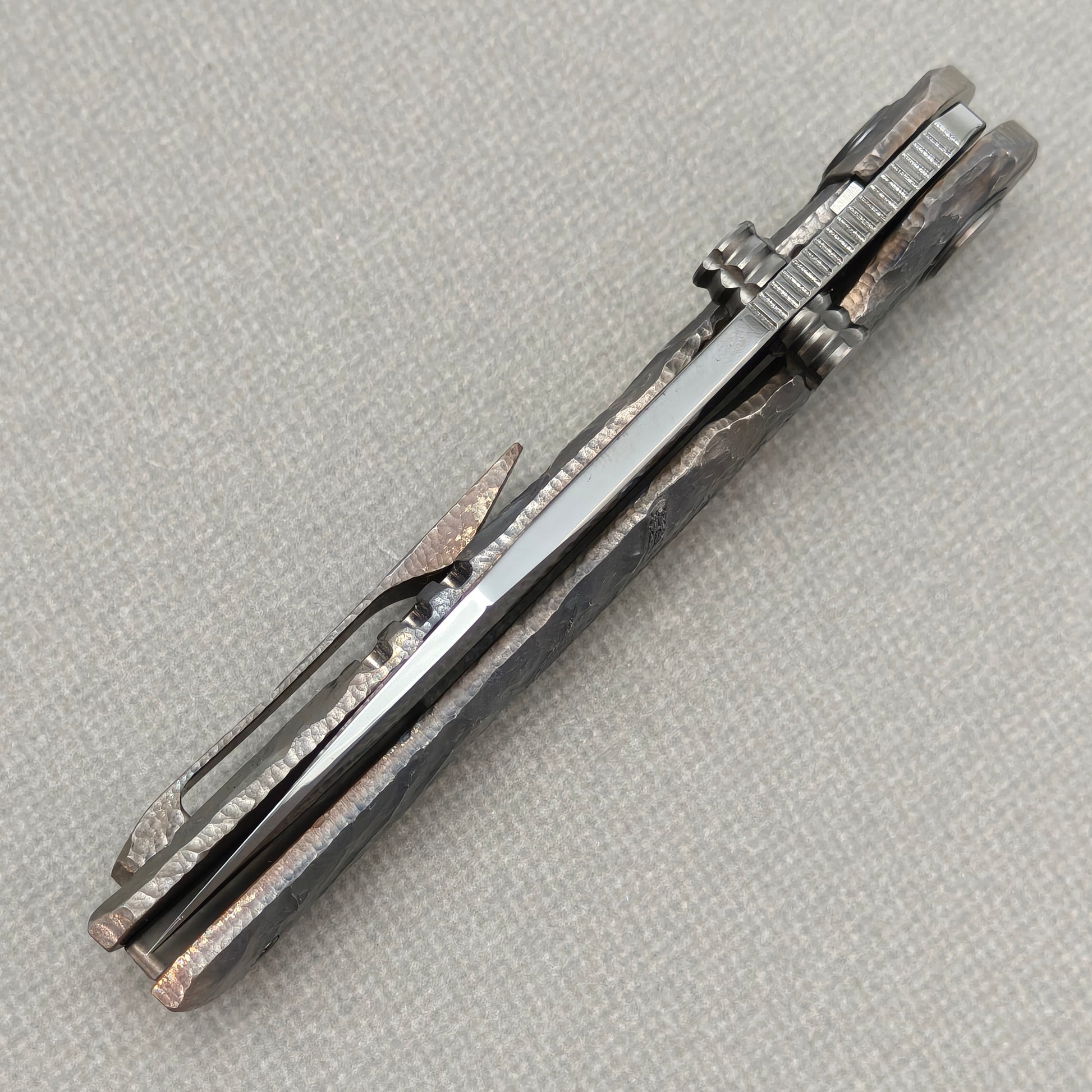 VORIXN Rex KB119 Folding Knife – closed spine side structure showing handle thickness and blade alignment