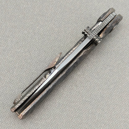 VORIXN Rex KB119 Folding Knife – closed spine side structure showing handle thickness and blade alignment