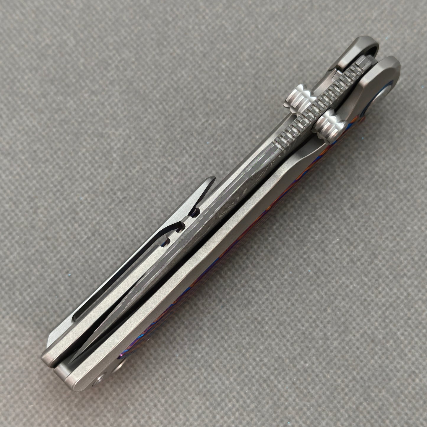 Vorixn „Nebula“ Flipper- und Daumenpin-Messer mit Griff aus Titanflammen-Zirkuinlay (3,8" Klinge aus Damaststahl) KB018 