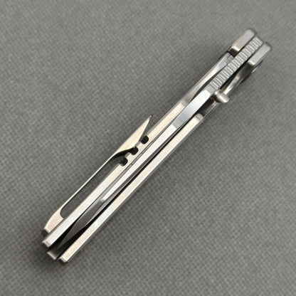 VORIXN KB059 closed spine-side structure showing handle thickness and closed blade alignment.
