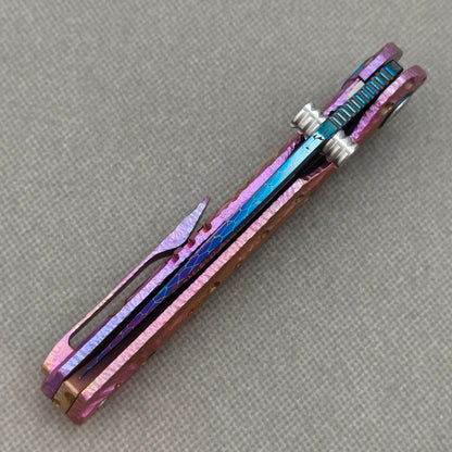 Couteau pliant Vorixn « Impact Origin » Flipper et repose-pouce, manche anodisé gravé en titane (lame en acier Damas de 3,6") KB069