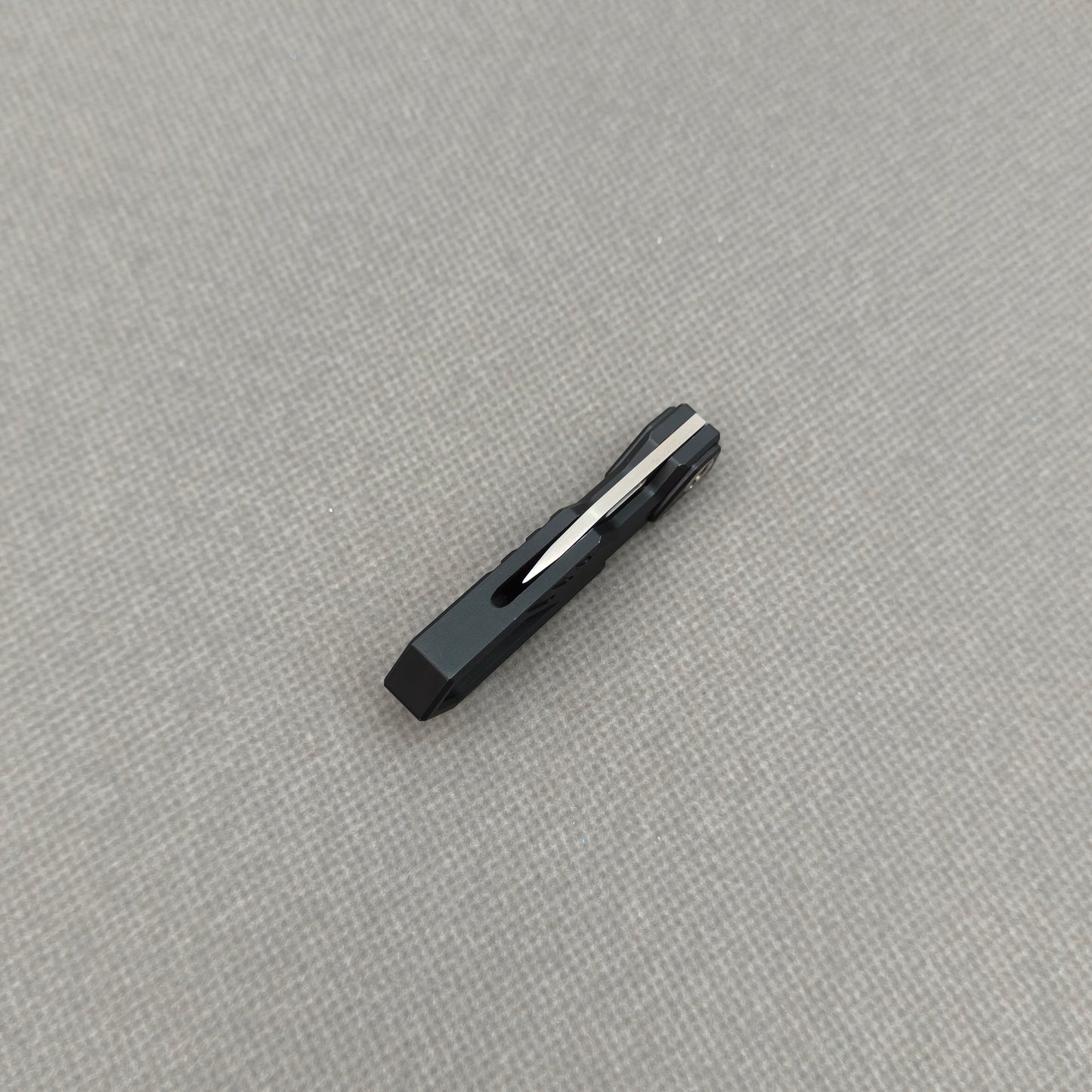 VORIXN NA001 Super Tiny Folding Knife – handle detail showing Aluminum Alloy construction and pivot