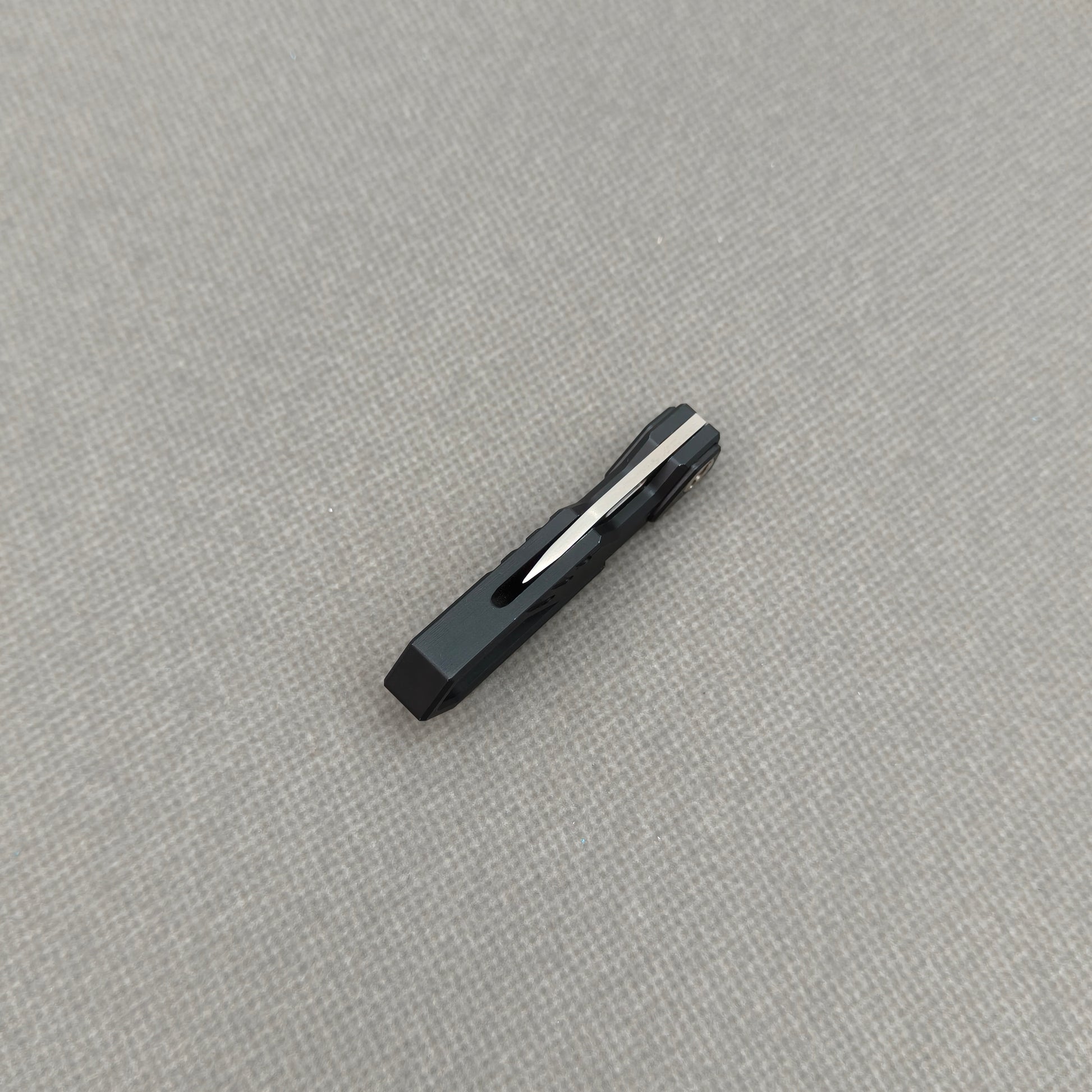 VORIXN NA001 Super Tiny Folding Knife – handle detail showing Aluminum Alloy construction and pivot