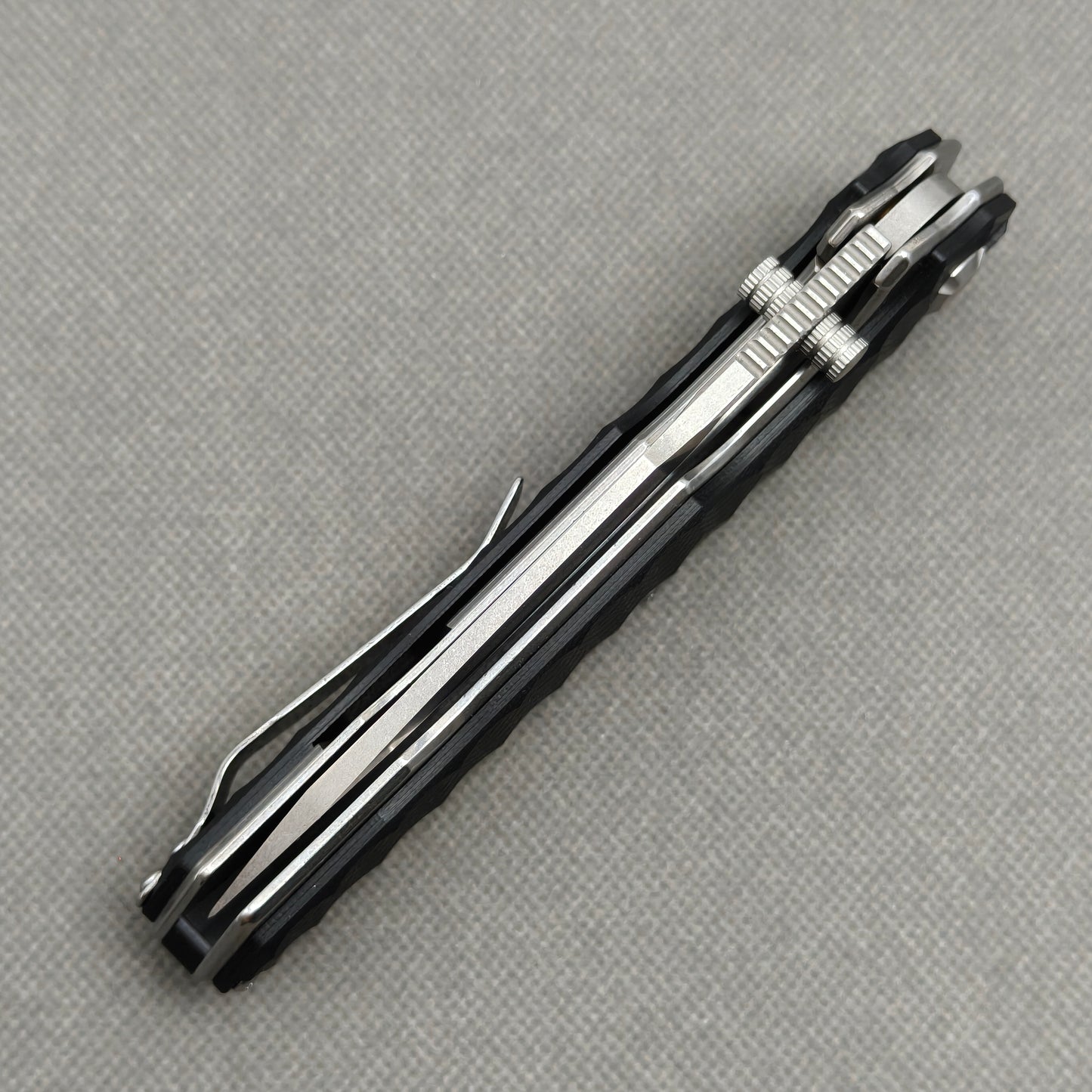 VORIXN KA009 closed spine-side structure showing handle thickness and closed blade alignment.