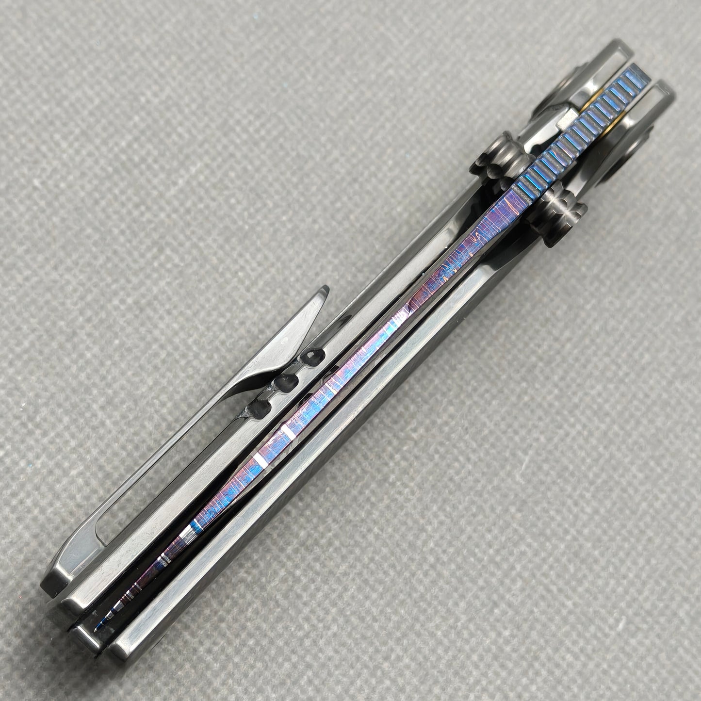 VORIXN Azure Feather folding knife closed, front view with blade detail focus – KB097
