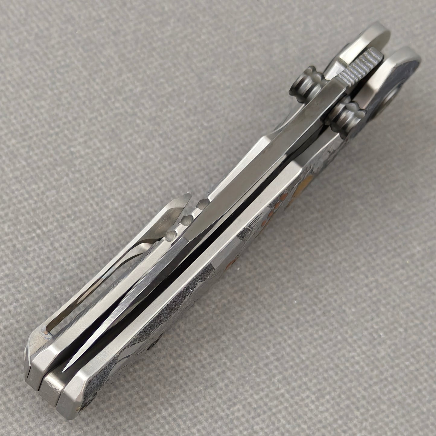 VORIXN Yokai KB106 Folding Knife – closed spine side structure showing handle thickness and blade alignment