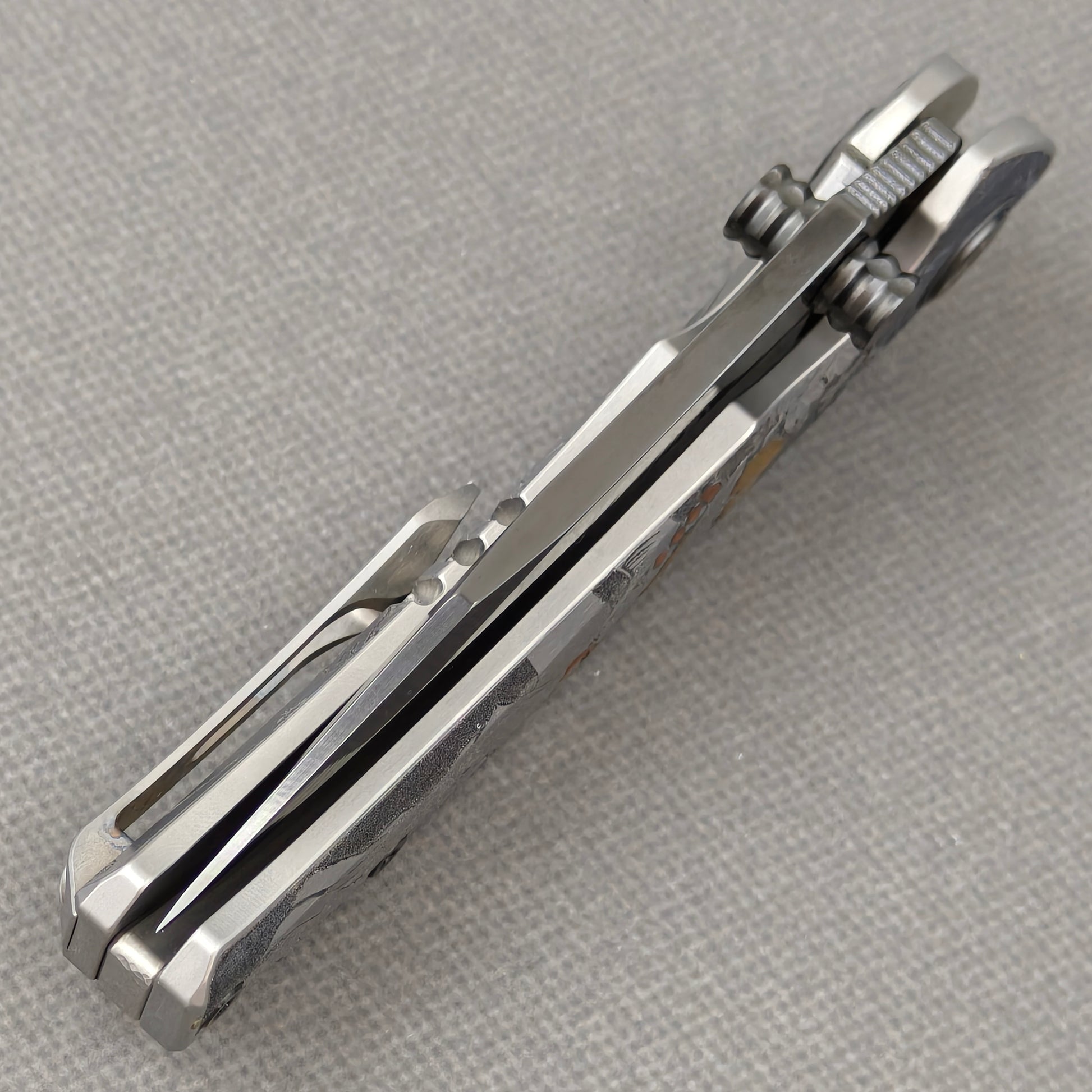 VORIXN Yokai KB106 Folding Knife – closed spine side structure showing handle thickness and blade alignment