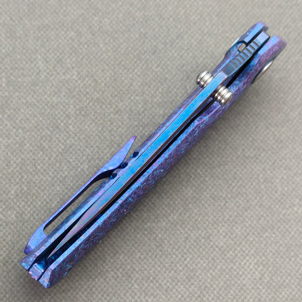 VORIXN Rimeflare KB132 Folding Knife – closed spine side structure showing handle thickness and blade alignment.