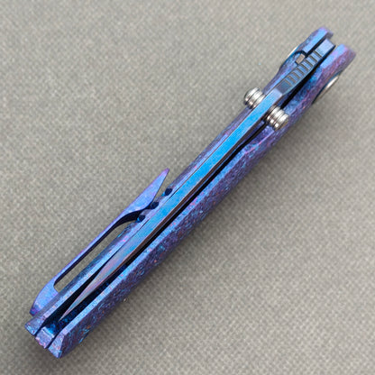 VORIXN Rimeflare KB132 Folding Knife – closed spine side structure showing handle thickness and blade alignment.