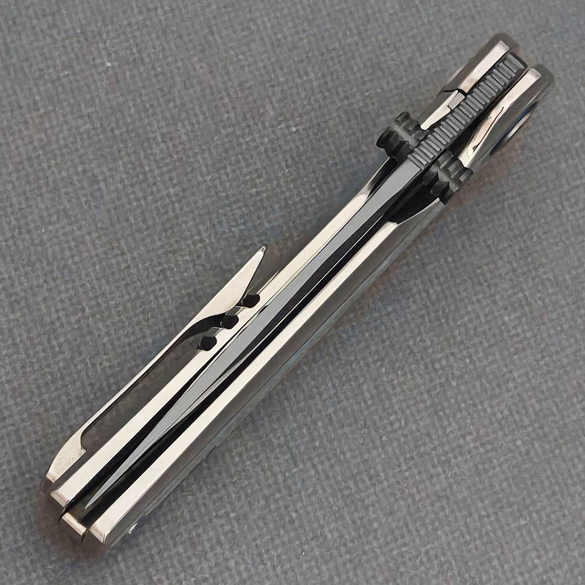 Spine view of the closed VORIXN Ocean Mirage KB093 showing the folded blade, dual thumb studs and pocket clip.