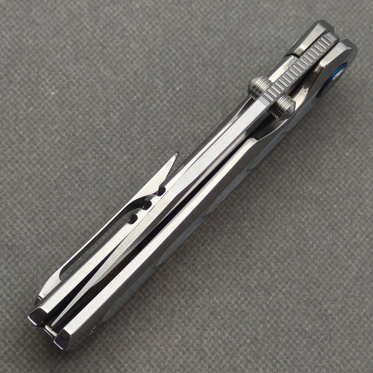 Spine view of the closed VORIXN Pearlglint KB159 showing the folded blade, dual thumb studs and pocket clip.