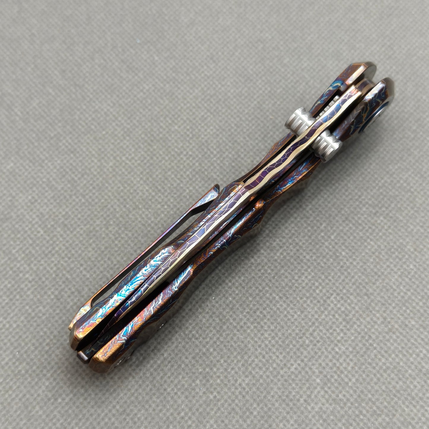 VORIXN KB057 closed spine-side structure showing handle thickness and closed blade alignment.