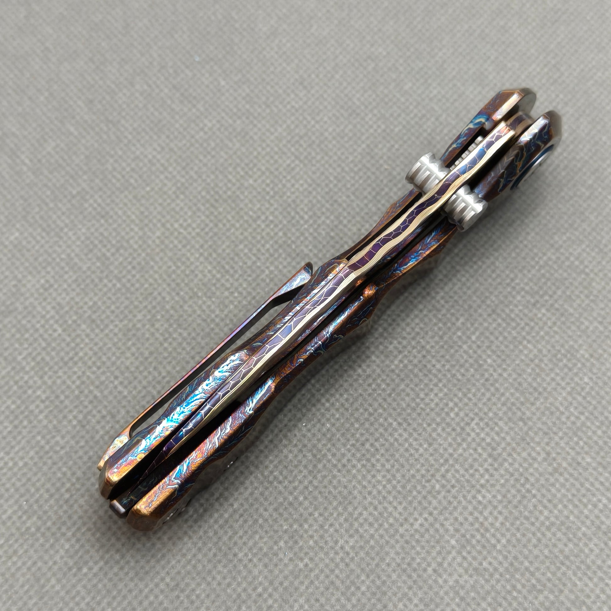VORIXN KB057 closed spine-side structure showing handle thickness and closed blade alignment.