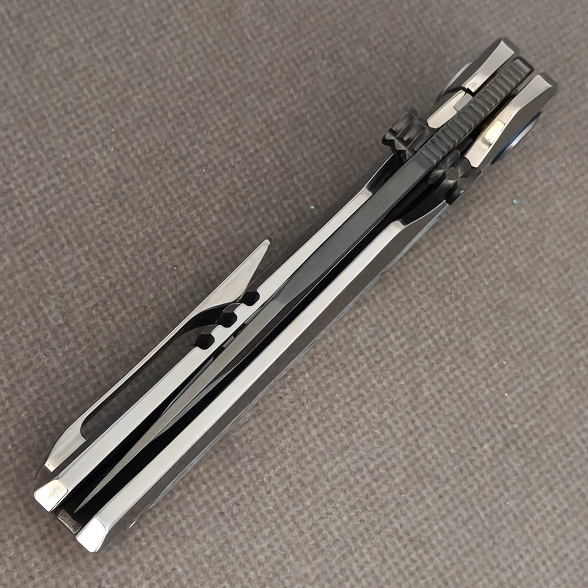 VORIXN Pearlcrest KB158 Folding Knife – closed spine view showing dark blade alignment, spine jimping, and pocket clip.