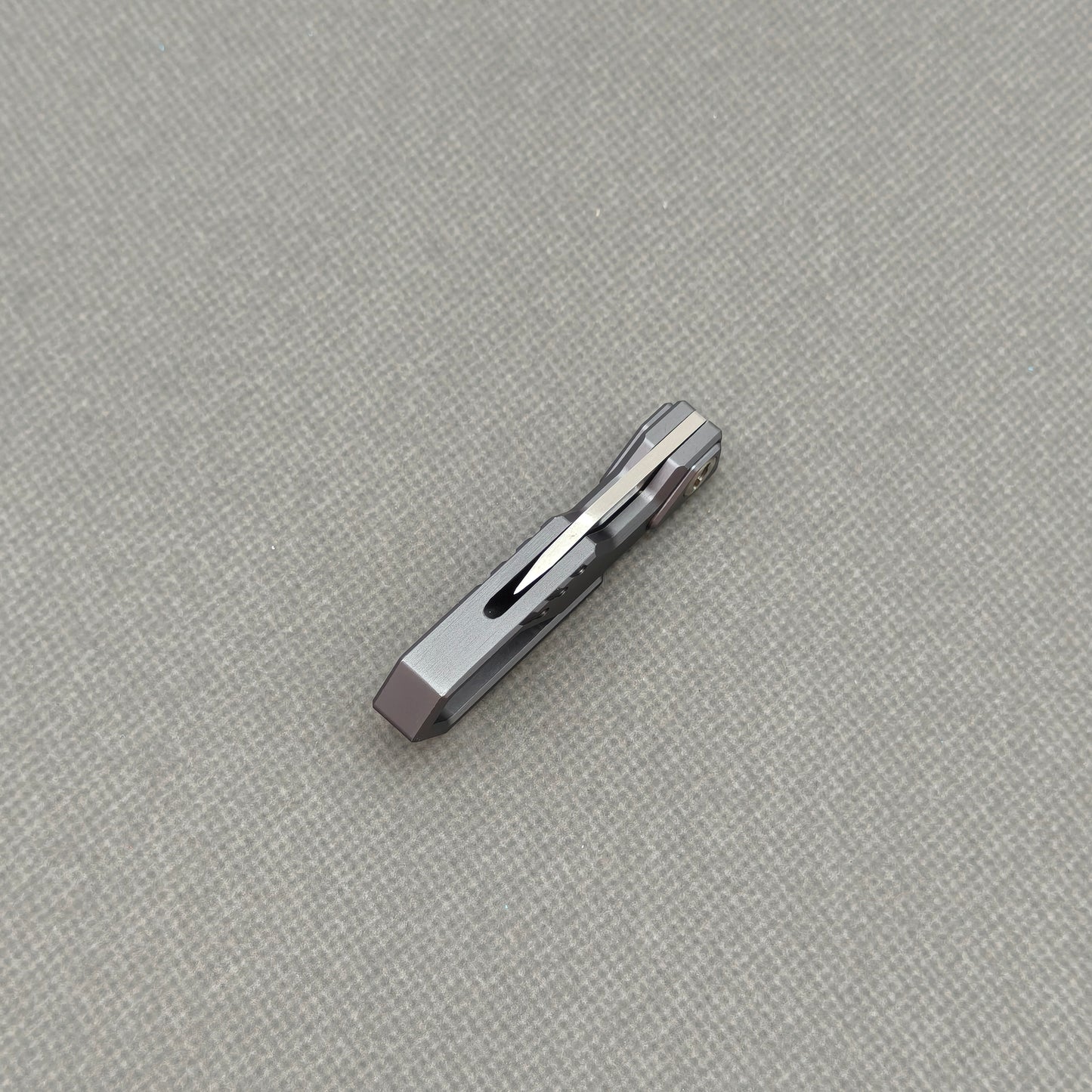 VORIXN NA005 Super Tiny Folding Knife – handle detail showing Aluminum Alloy construction and pivot