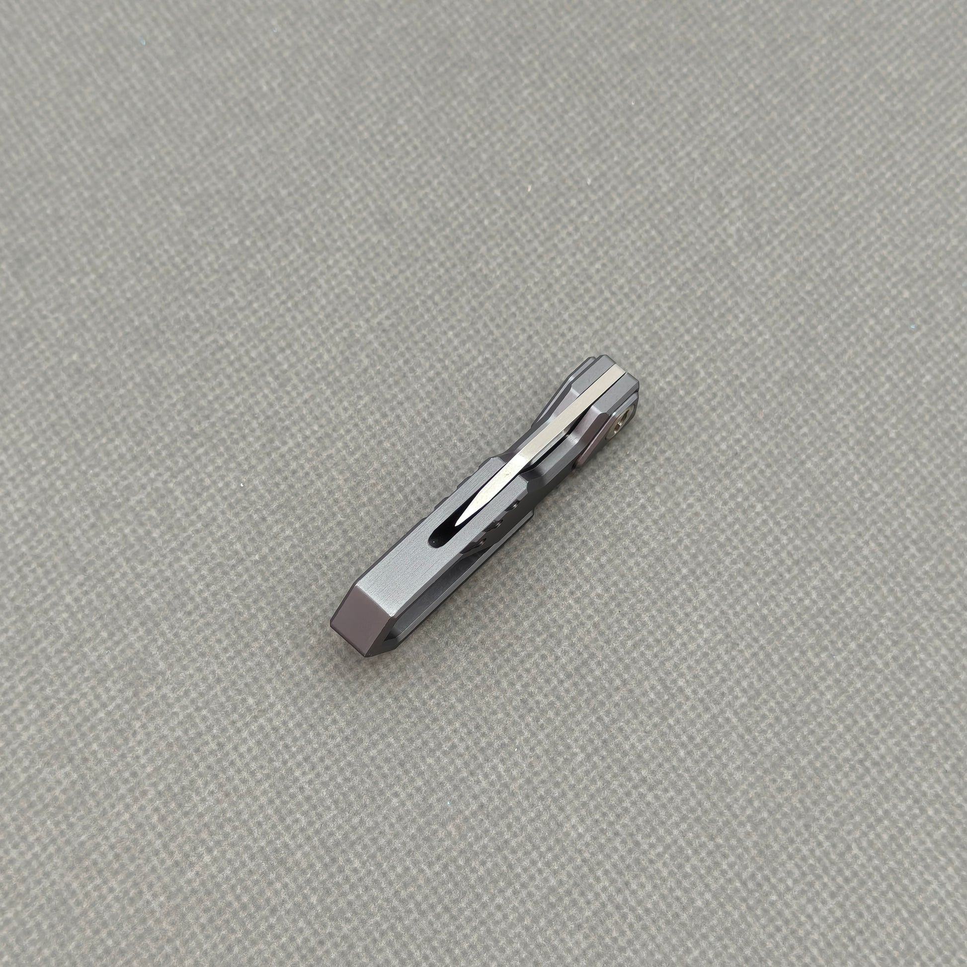 VORIXN NA005 Super Tiny Folding Knife – handle detail showing Aluminum Alloy construction and pivot