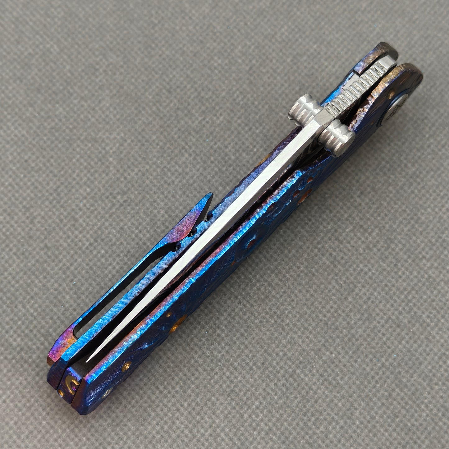 Couteau à flipper et à goujon de pouce Vorixn « Impact Origin » Manche anodisé gravé en titane (Lame en acier Damas de 3,6") KB049
