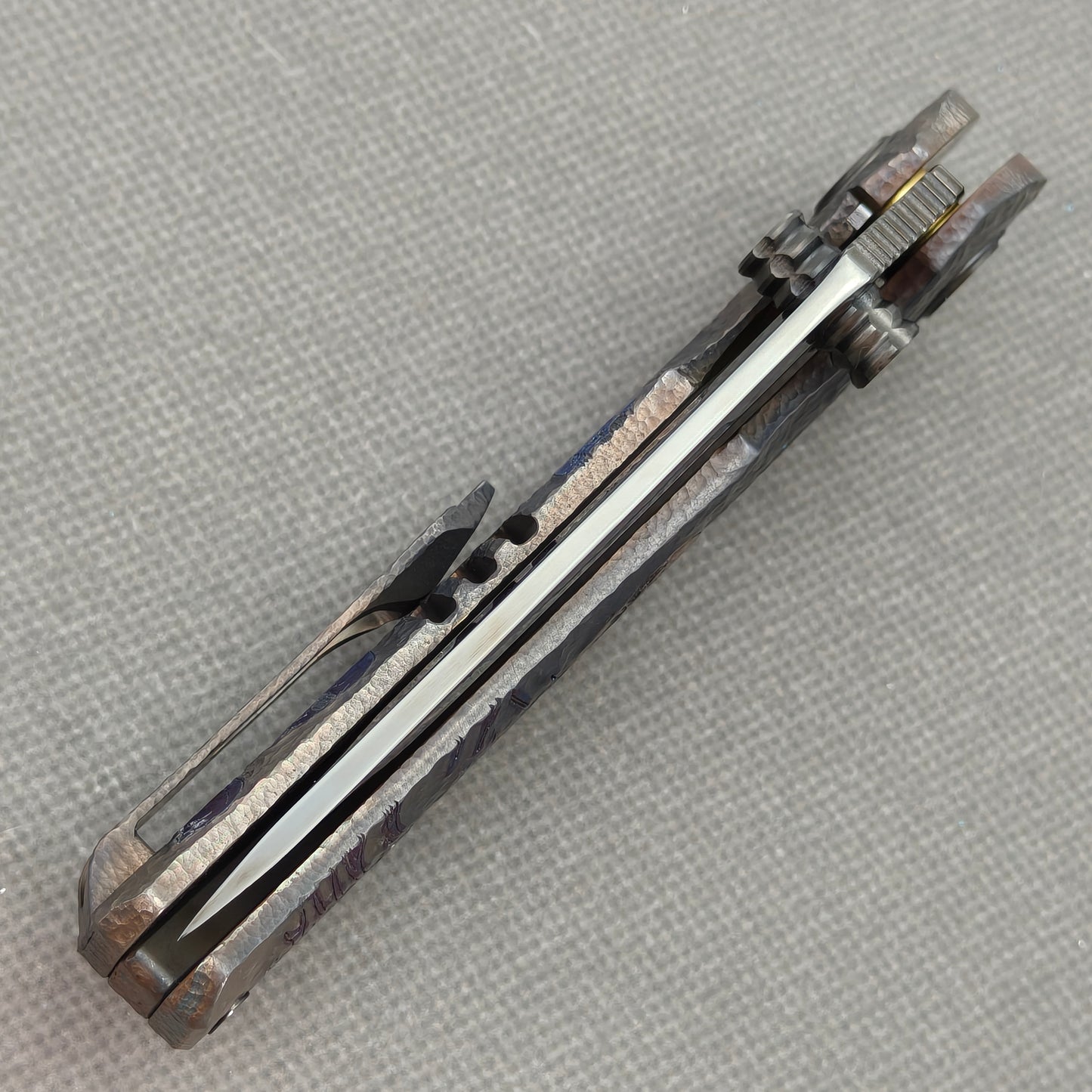 VORIXN „Skull Eclipse“ Flipper & Daumenpin Messer mit titanbeschichtetem, graviertem und eloxiertem Griff (10,2 cm 10Cr15CoMoV Klinge) KB090