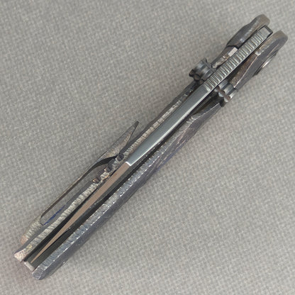 VORIXN Rex KB118 Folding Knife – closed spine side structure showing handle thickness and blade alignment