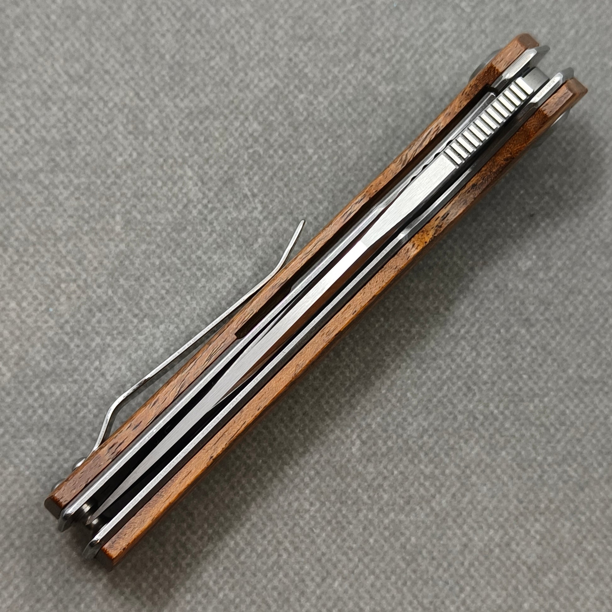 VORIXN KA013 Folding Knife – closed spine side structure showing handle thickness and blade alignment