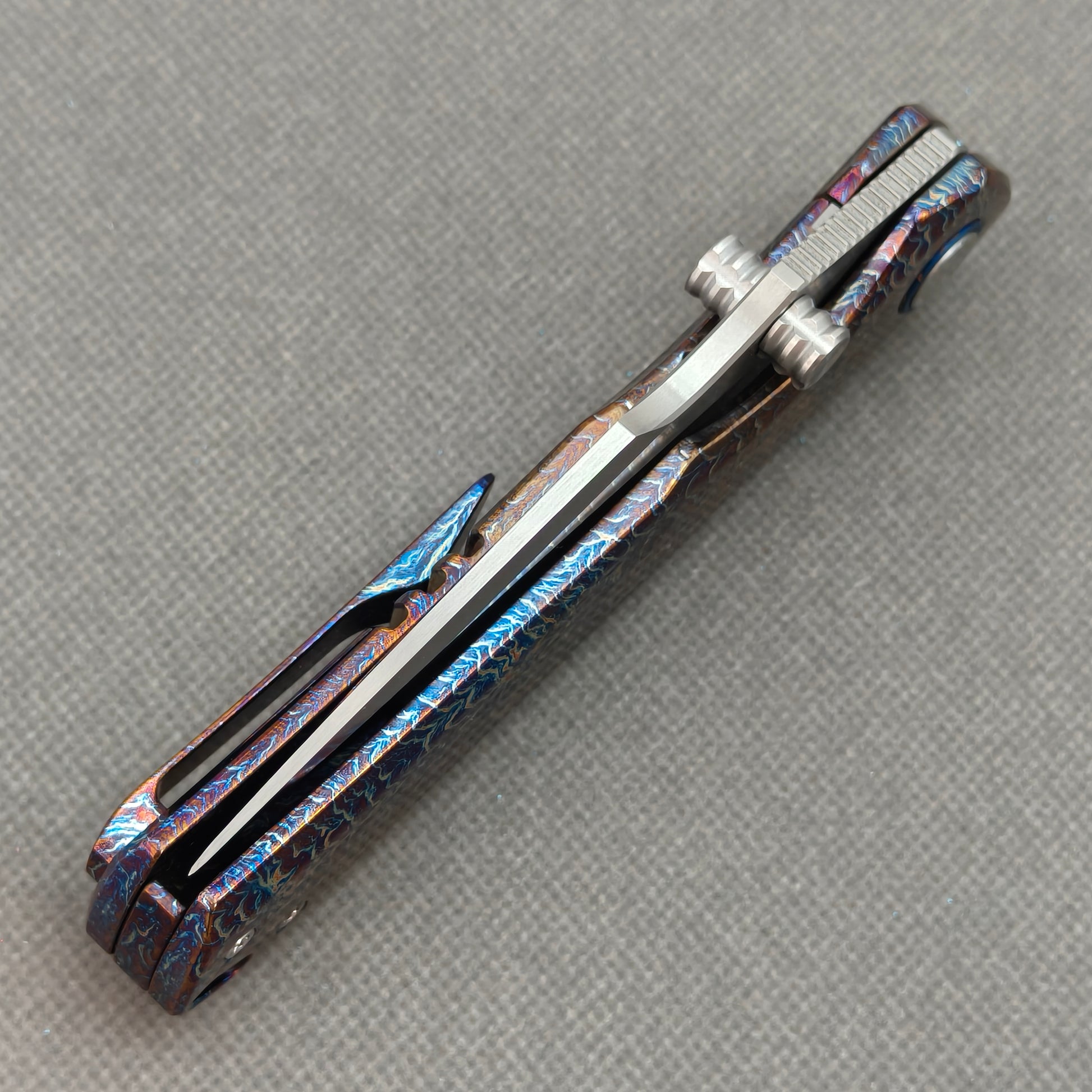 VORIXN KB051 closed spine-side structure showing handle thickness and closed blade alignment.
