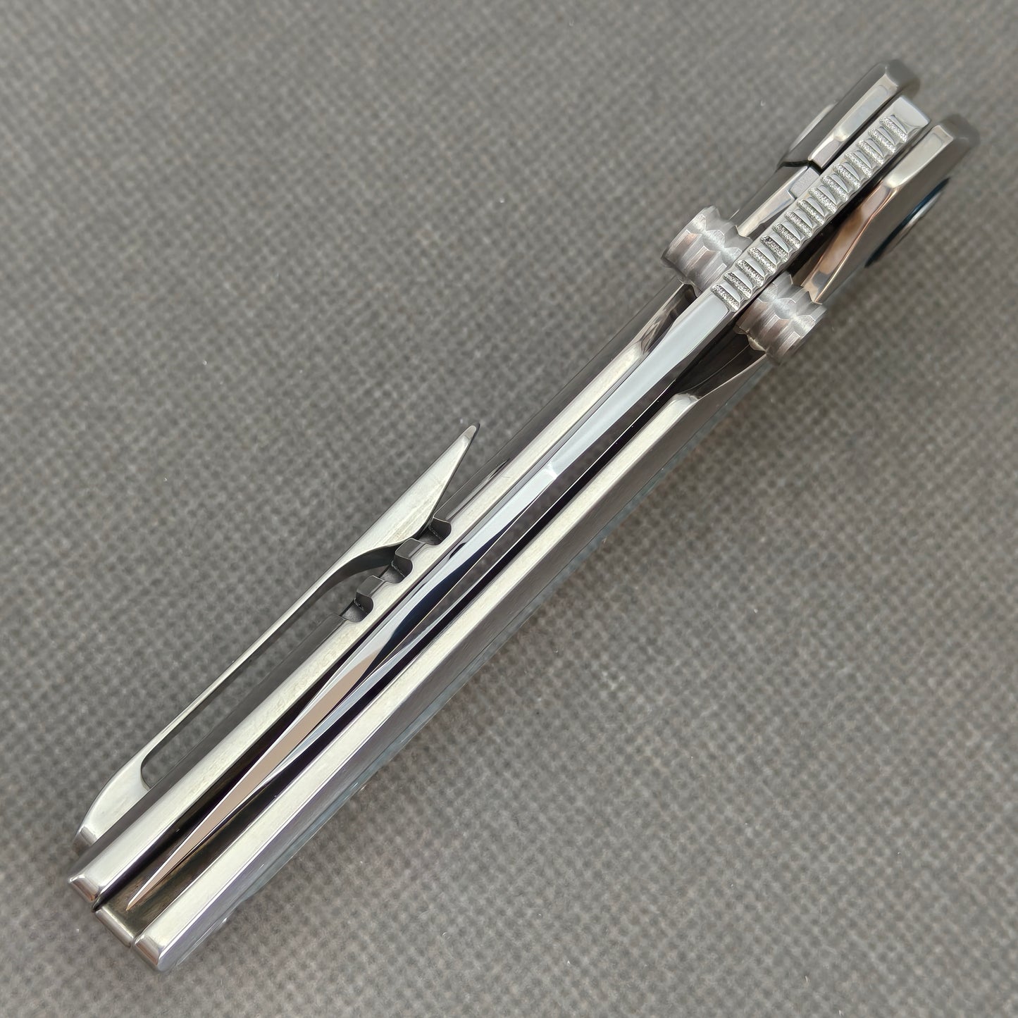 VORIXN "Ocean Mirage" Flipper & Daumenpin-Messer mit weißer Perlmutt-Einlage im Titan-Griff (9,7 cm M390 Klinge) KB092