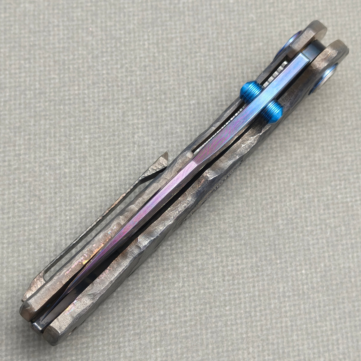 VORIXN Rexveil KB154 Folding Knife – closed spine side structure showing handle thickness and blade alignment.