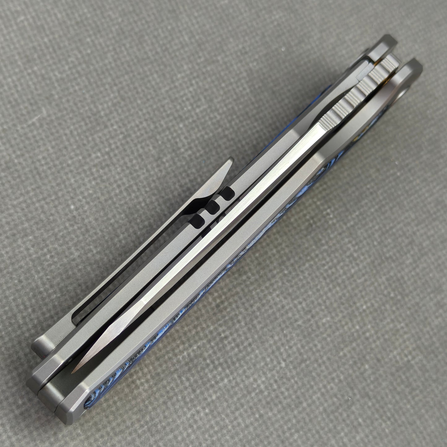 VORIXN Carbon Crest KB003 closed position