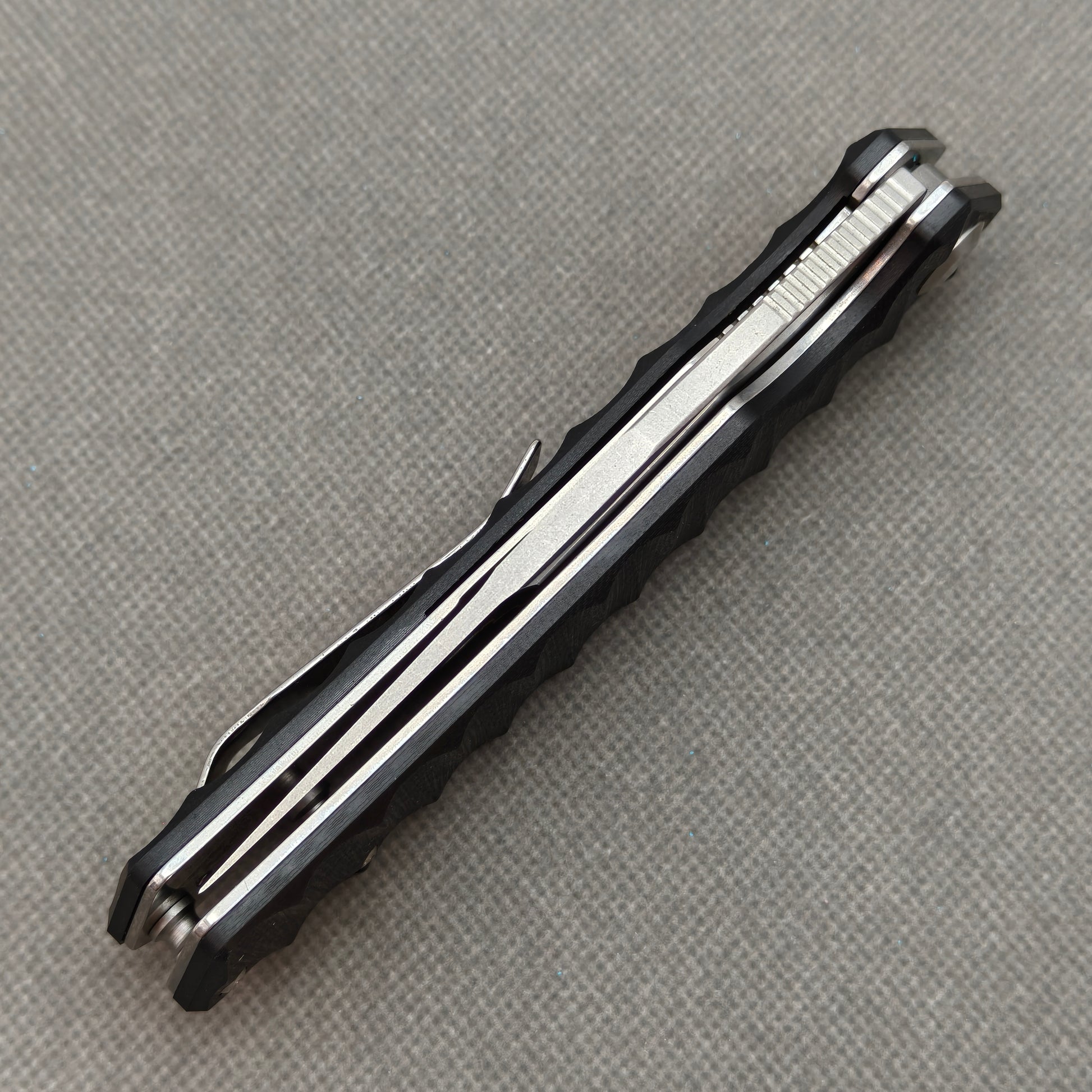 VORIXN KA002 closed spine-side structure showing handle thickness and closed blade alignment.
