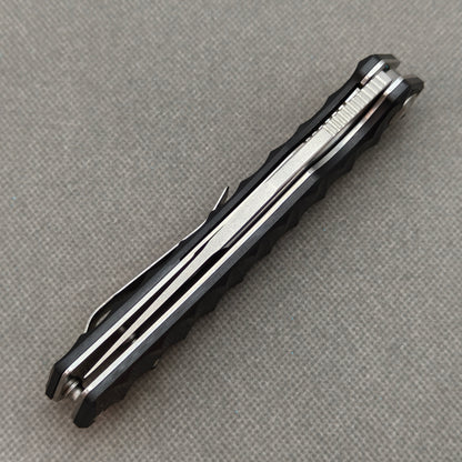 VORIXN KA002 closed spine-side structure showing handle thickness and closed blade alignment.