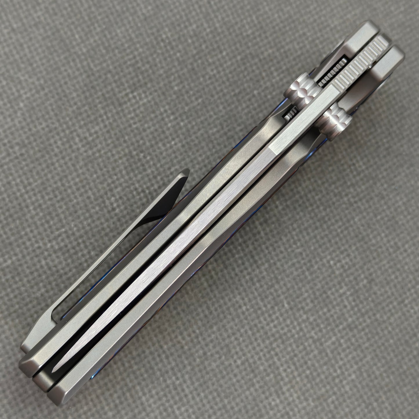 VORIXN KB030 Abyssal Folding Knife – closed spine side structure showing handle thickness and blade alignment
