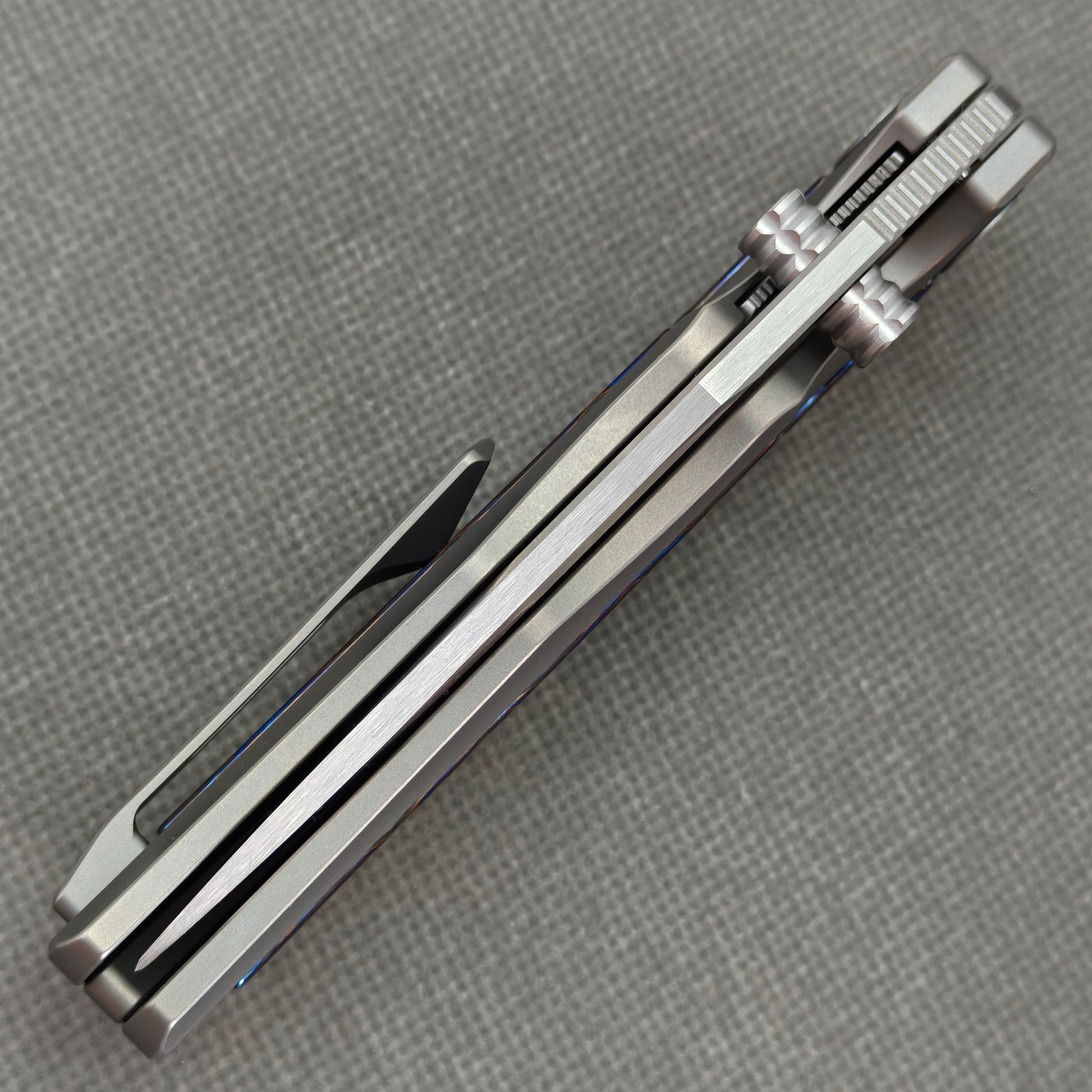 VORIXN KB030 Abyssal Folding Knife – closed spine side structure showing handle thickness and blade alignment