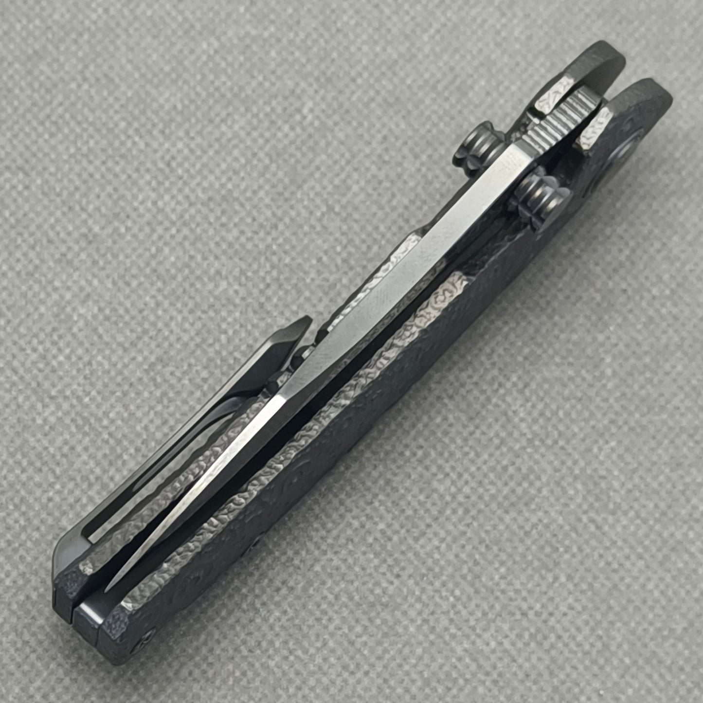 VORIXN Prism KB129 Folding Knife – closed spine side structure showing handle thickness and blade alignment