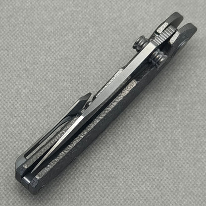 VORIXN Prism KB129 Folding Knife – closed spine side structure showing handle thickness and blade alignment