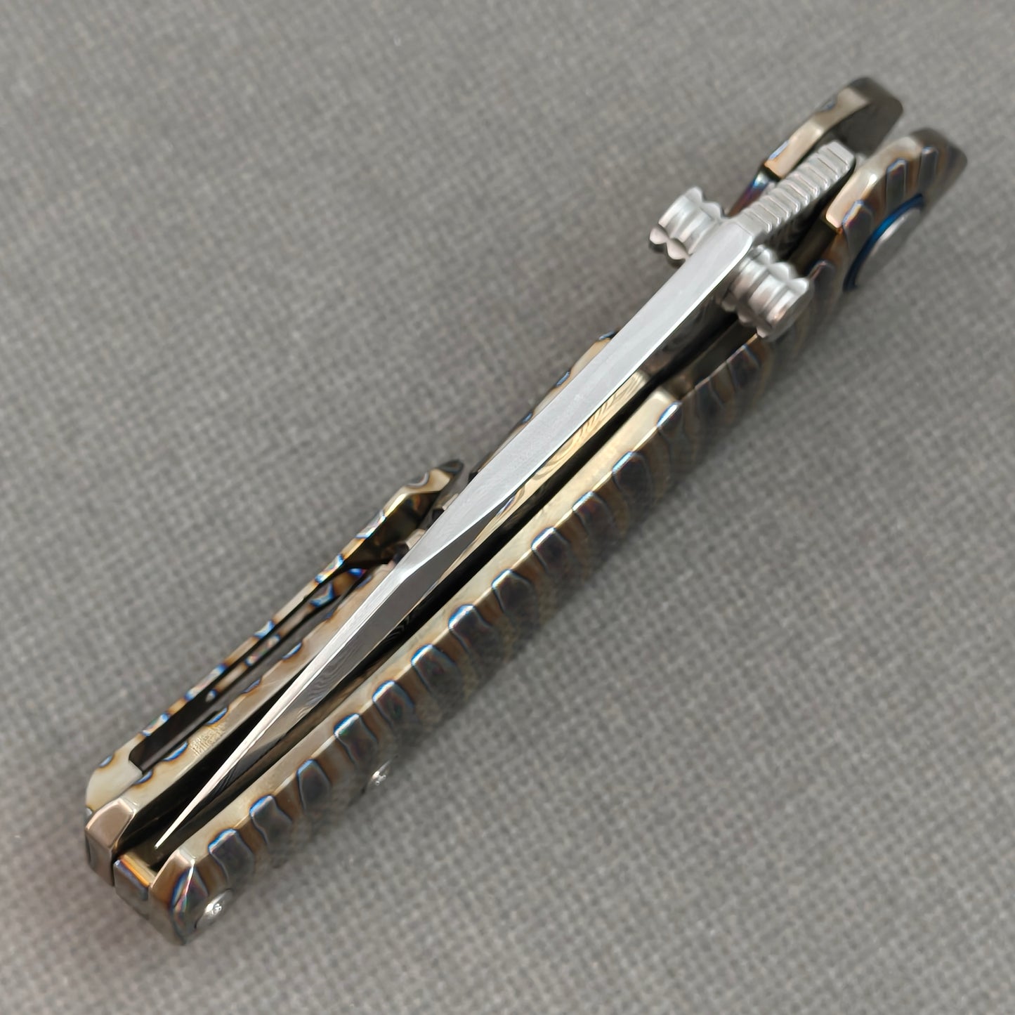 Vorixn "TitanFlame" Flipper- und Daumenpin-Messer mit flammendem Titangriff (3,6" Damaststahlklinge) KB029 