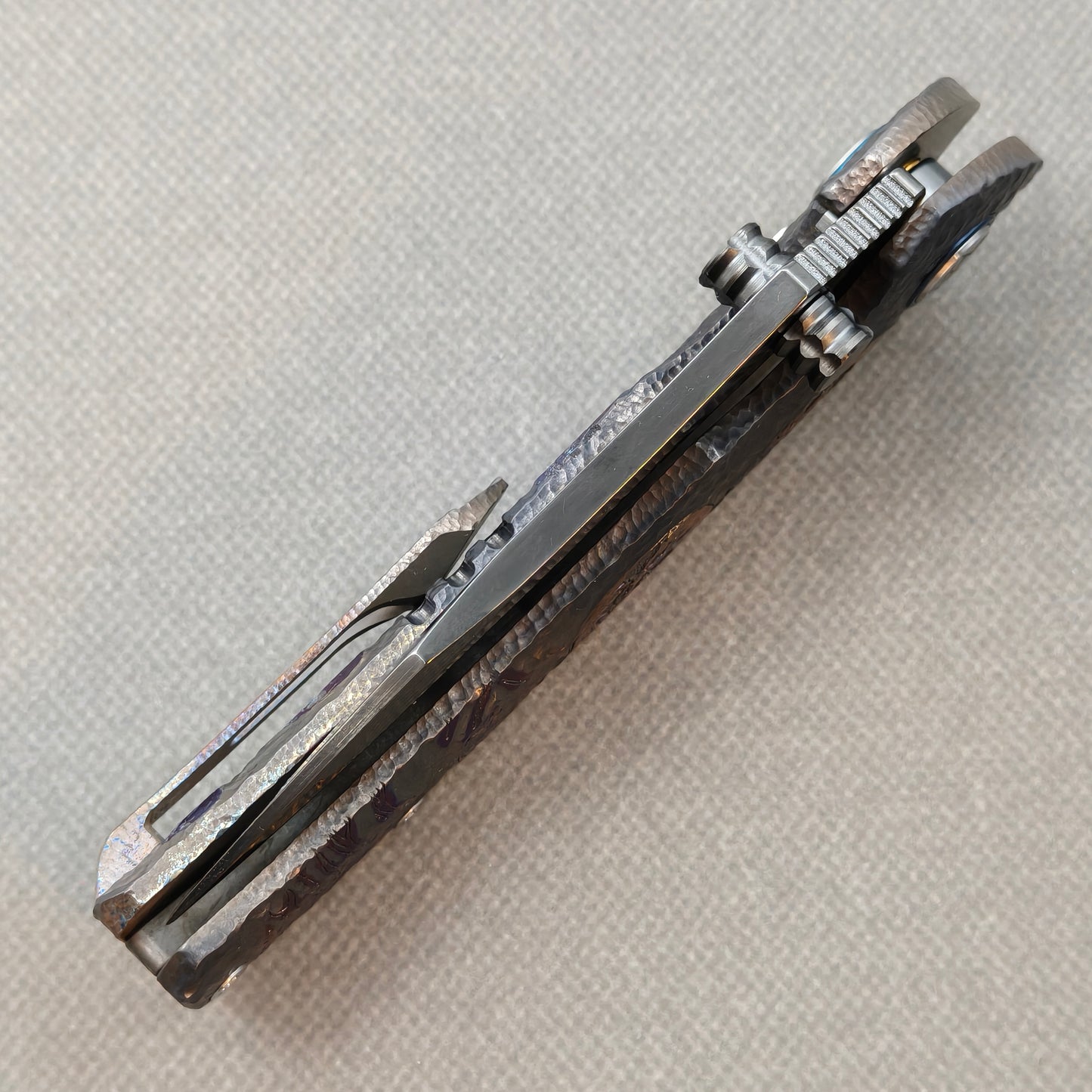 VORIXN Skull Rift KB128 Folding Knife – closed spine side structure showing handle thickness and blade alignment