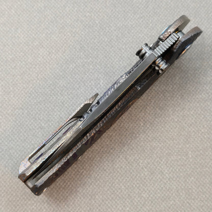 VORIXN Skull Rift KB128 Folding Knife – closed spine side structure showing handle thickness and blade alignment