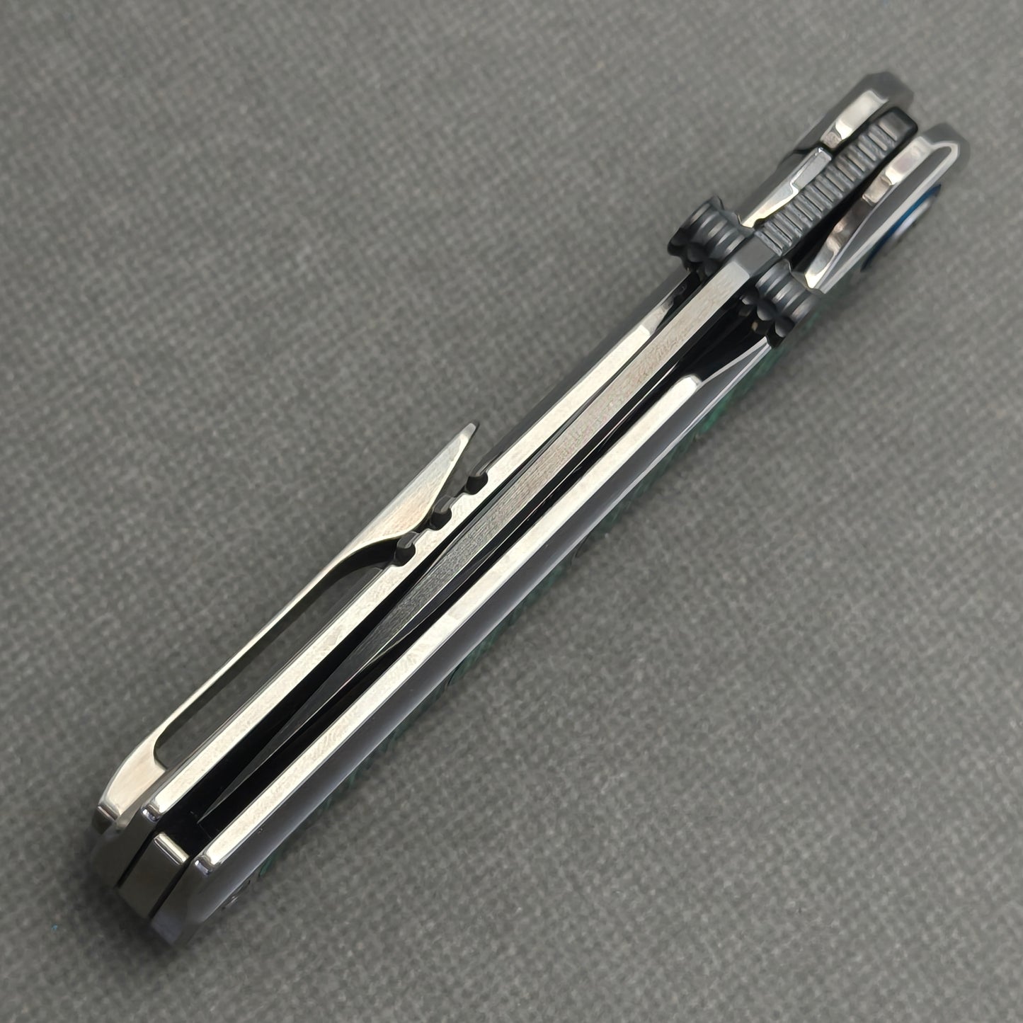 VORIXN Forest Mirage KB131 Folding Knife – closed spine side structure showing handle thickness and blade alignment