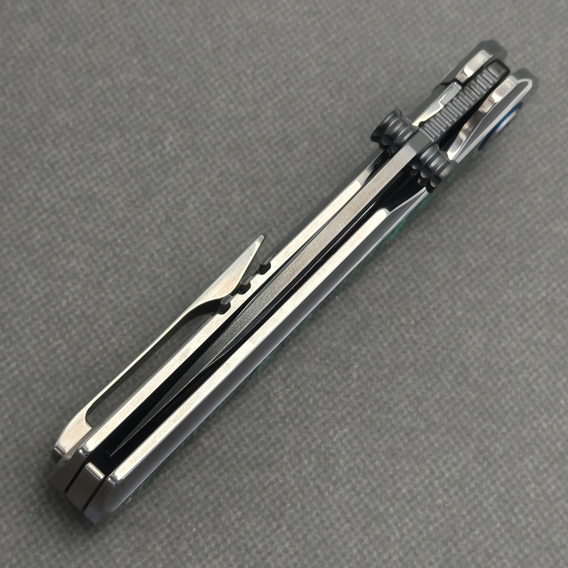 VORIXN Forest Mirage KB131 Folding Knife – closed spine side structure showing handle thickness and blade alignment