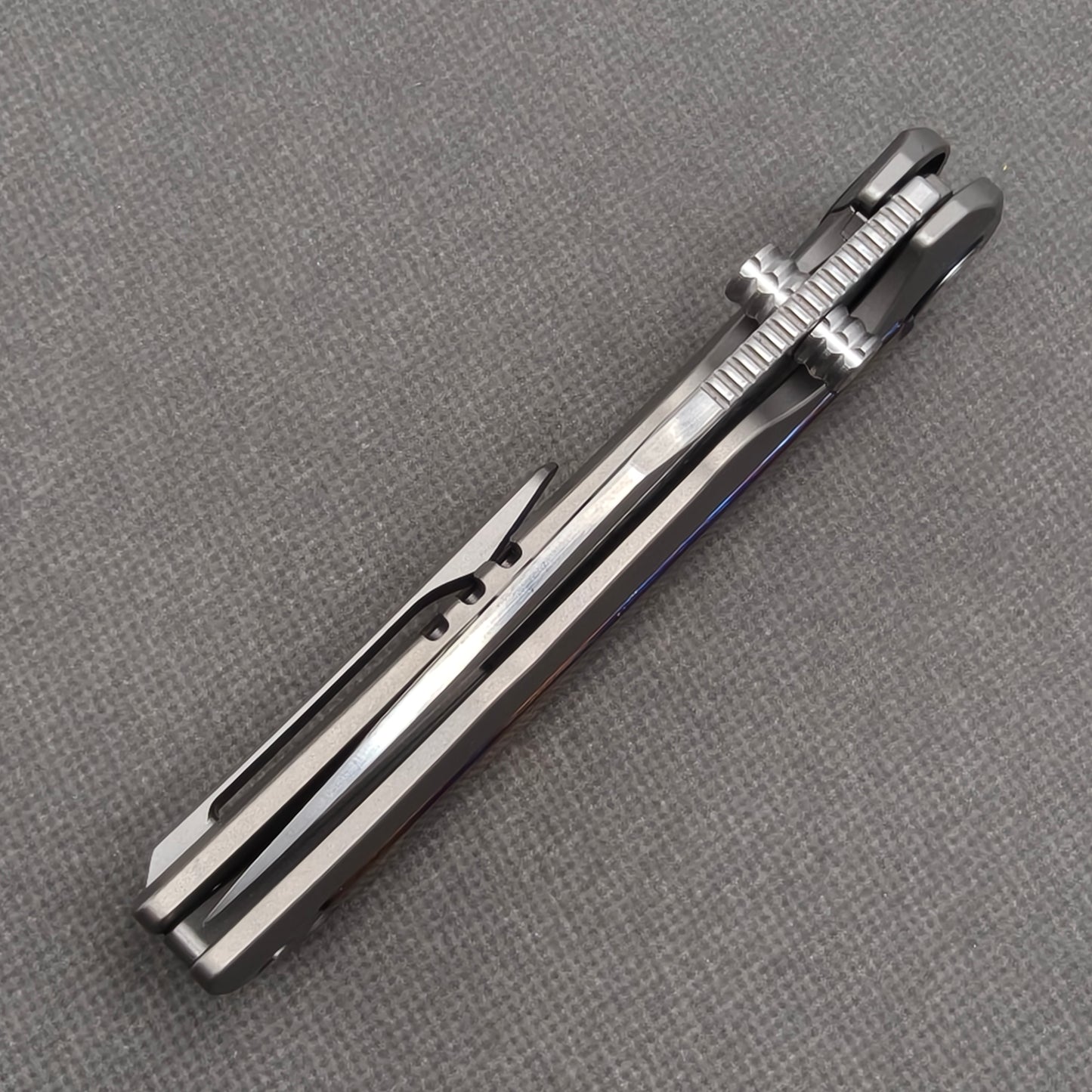 VORIXN KB019 closed spine-side structure showing handle thickness and closed blade alignment.