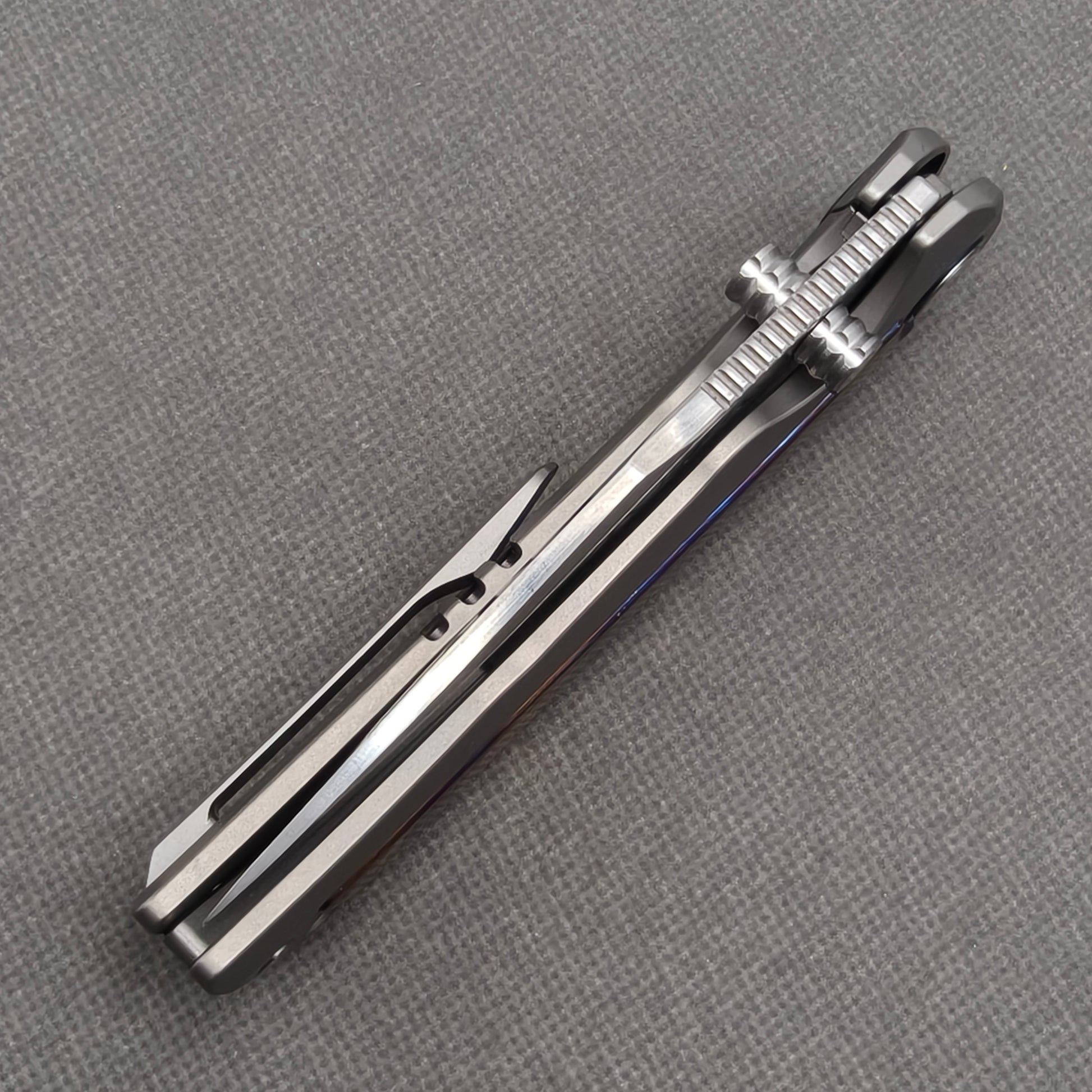 VORIXN KB019 closed spine-side structure showing handle thickness and closed blade alignment.