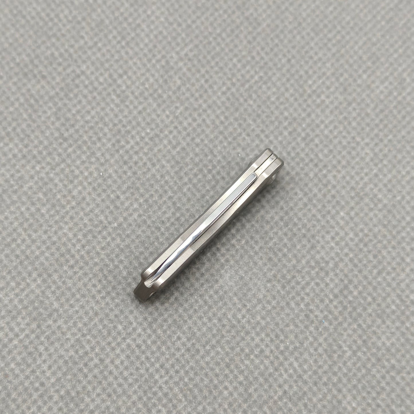 VORIXN NA002 Super Tiny Folding Knife – handle detail showing Titanium construction and pivot