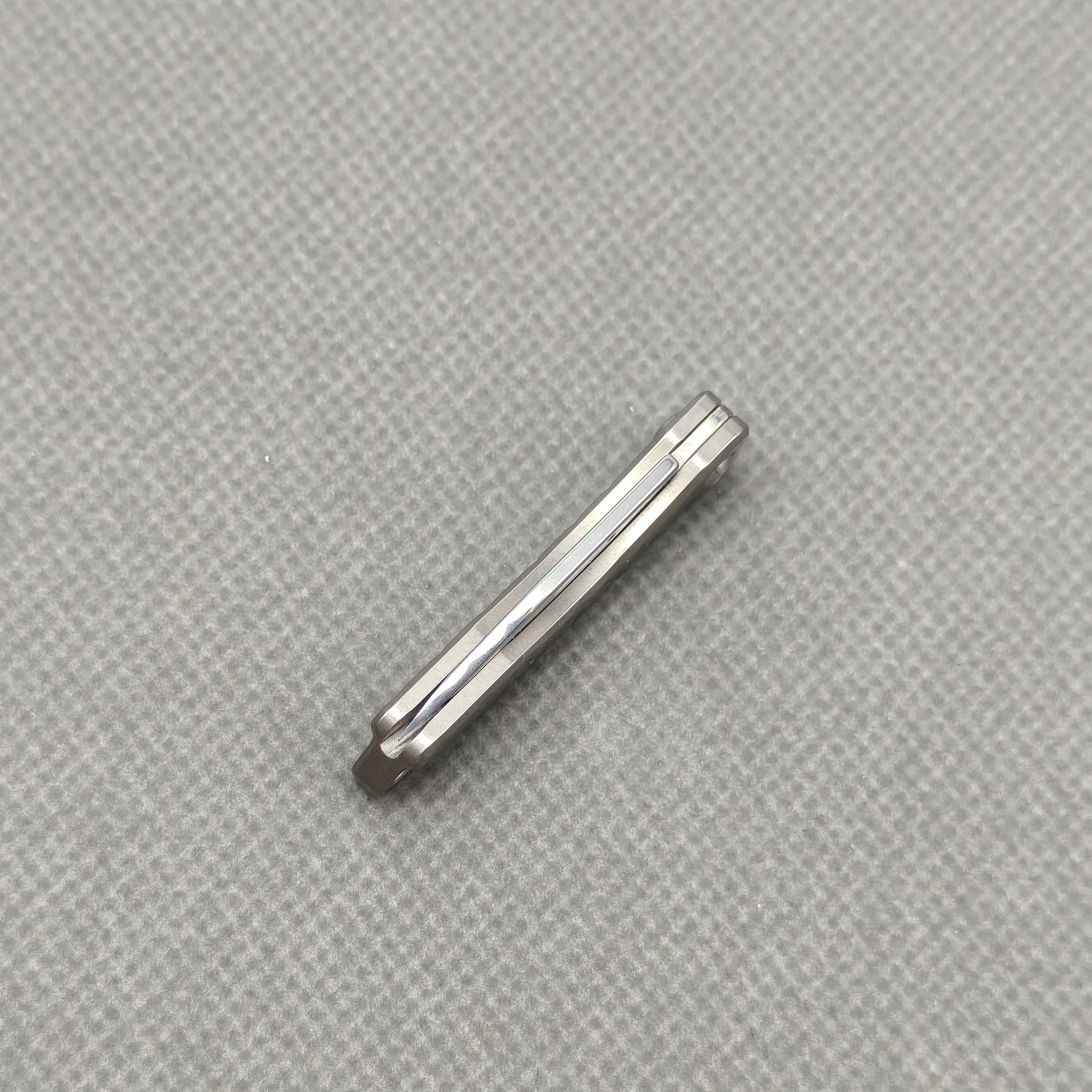 VORIXN NA002 Super Tiny Folding Knife – handle detail showing Titanium construction and pivot