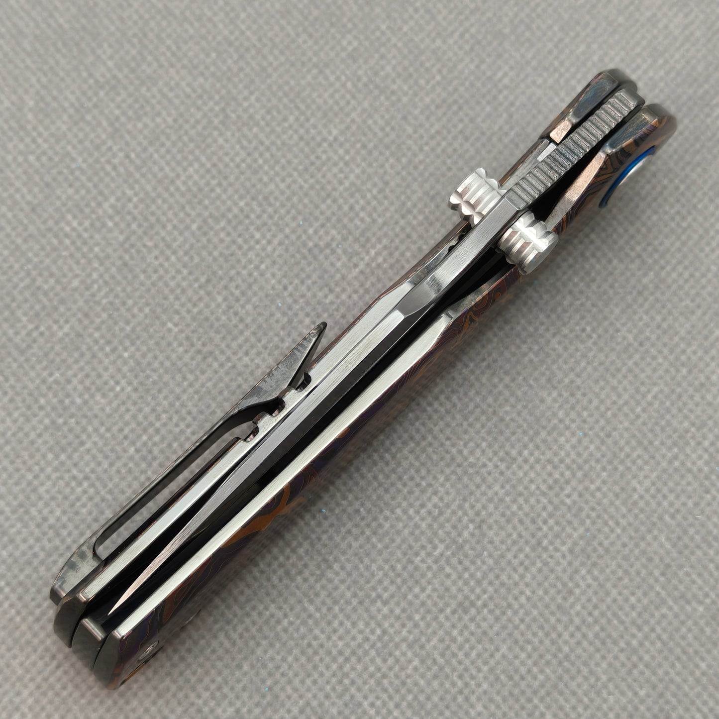 Vorixn „TOPOGRAPH“ Flipper- & Daumenpin-Messer, Titan-Griff (9,1 cm Klinge aus 10Cr15CoMoV Stahl) KB046