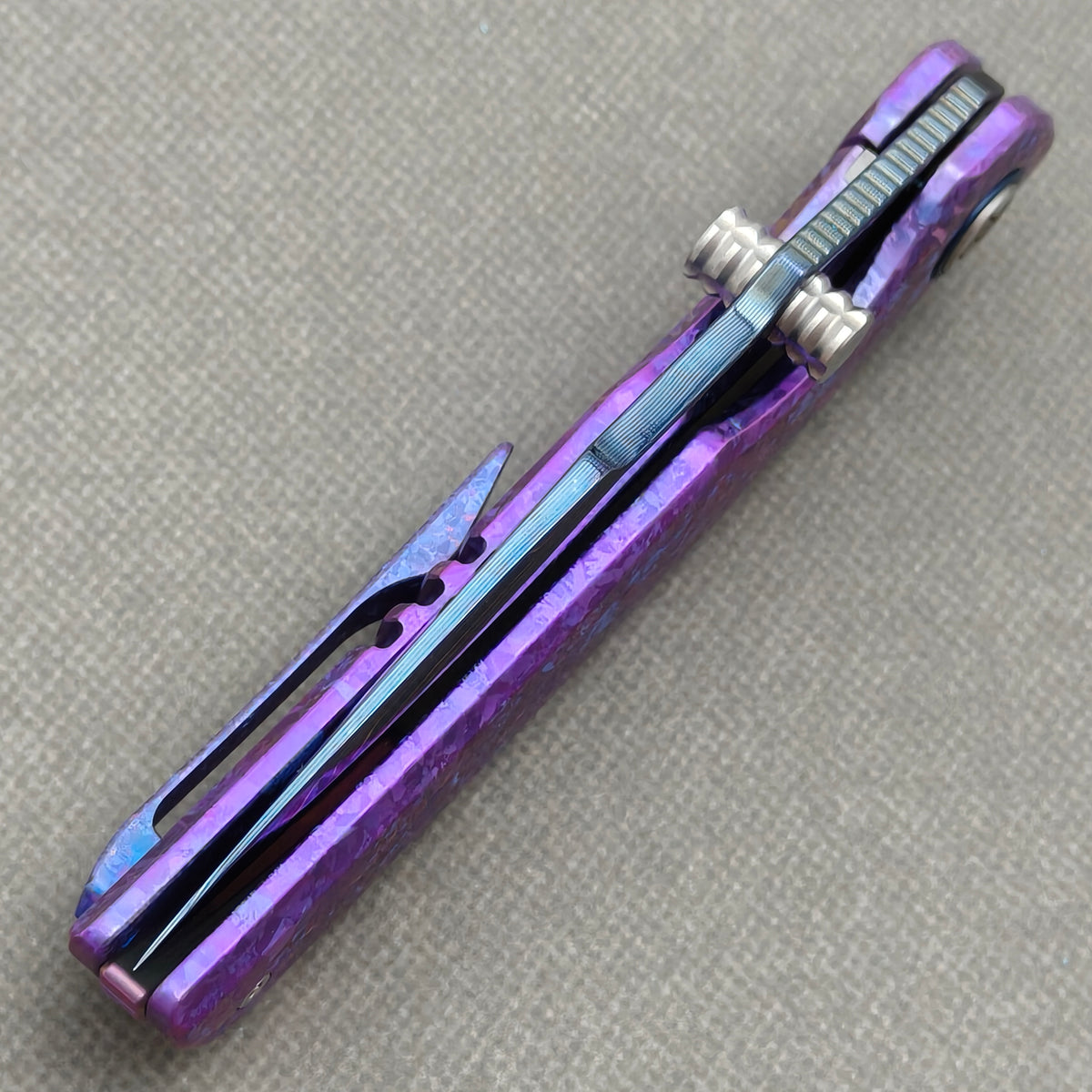 VORIXN Rimeforge KB125 Folding Knife – closed spine side structure showing handle thickness and blade alignment.