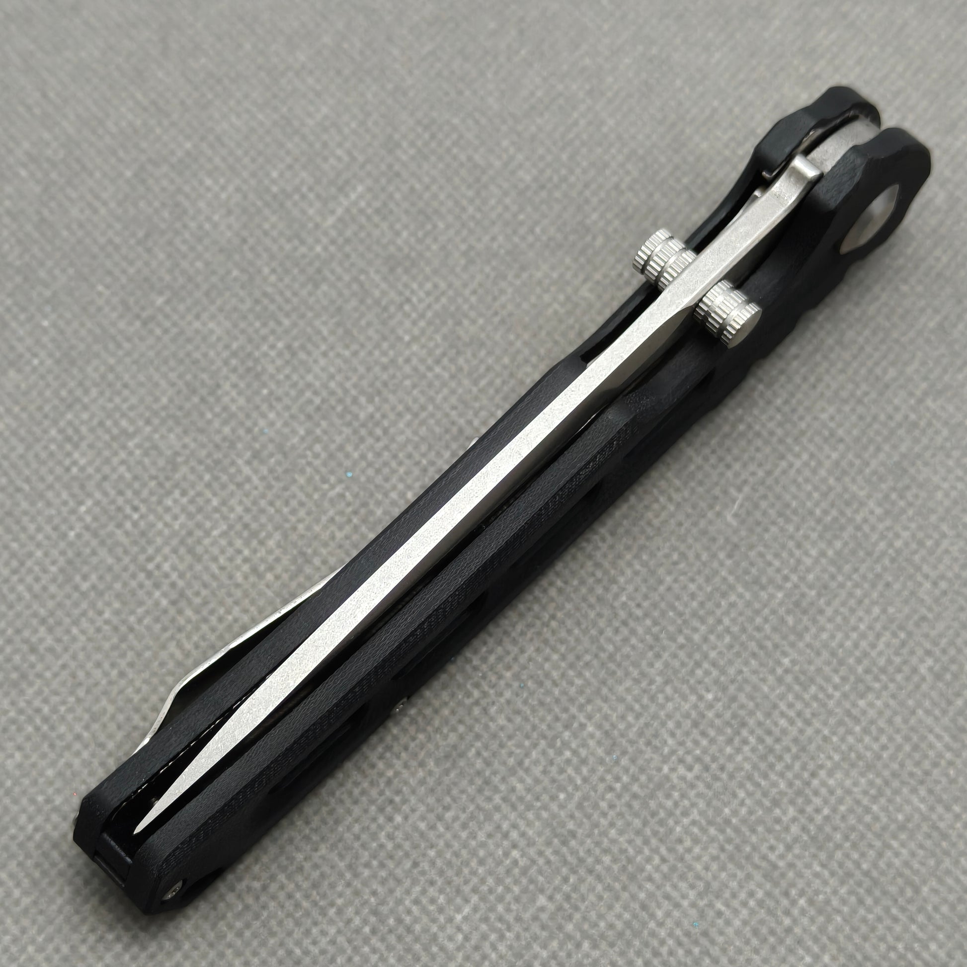 VORIXN KA001 closed spine-side structure showing handle thickness and closed blade alignment.